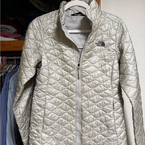 The North Face Women's Light Gray Quilted Packable Puffer Jacket